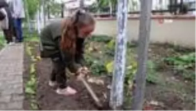 İlkokul öğrencileri toprakla tanıştı İlkokul öğrencileri toprakla tanıştı