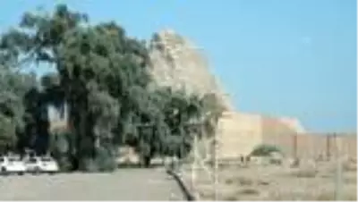 Irak'ta Sümerlilerden kalan tarihi yapı kaderine terk edildi
