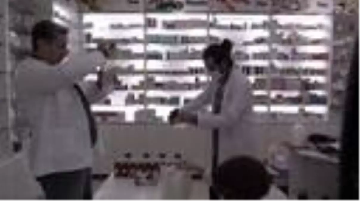 Kayısıdan kolonya ve dezenfektan üreten eczacı taleplere yetişemiyor