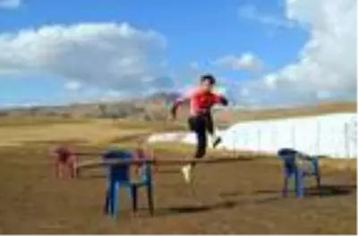 Milli atlet, Avrupa şampiyonasına evinin yakınındaki arazide hazırlanıyor Milli atlet, Avrupa şampiyonasına evinin yakınındaki arazide hazırlanıyor