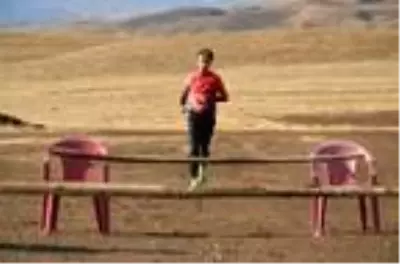 Milli atlet, Avrupa şampiyonasına evinin yakınındaki arazide hazırlanıyor Milli atlet, Avrupa şampiyonasına evinin yakınındaki arazide hazırlanıyor
