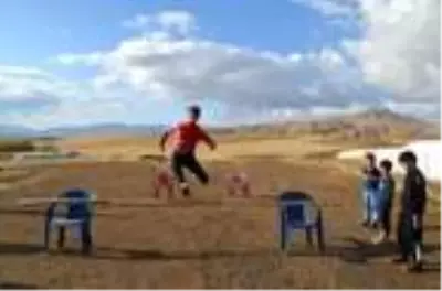 Milli atlet, Avrupa şampiyonasına evinin yakınındaki arazide hazırlanıyor Milli atlet, Avrupa şampiyonasına evinin yakınındaki arazide hazırlanıyor