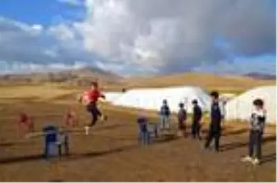 Milli atlet, Avrupa şampiyonasına evinin yakınındaki arazide hazırlanıyor Milli atlet, Avrupa şampiyonasına evinin yakınındaki arazide hazırlanıyor