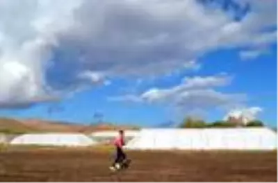 Milli atlet, Avrupa şampiyonasına evinin yakınındaki arazide hazırlanıyor Milli atlet, Avrupa şampiyonasına evinin yakınındaki arazide hazırlanıyor