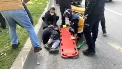 Otomobilin çarptığı kadının üzerine montunu örttü Otomobilin çarptığı kadının üzerine montunu örttü