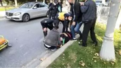 Otomobilin çarptığı kadının üzerine montunu örttü Otomobilin çarptığı kadının üzerine montunu örttü