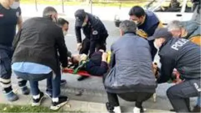 Otomobilin çarptığı kadının üzerine montunu örttü Otomobilin çarptığı kadının üzerine montunu örttü
