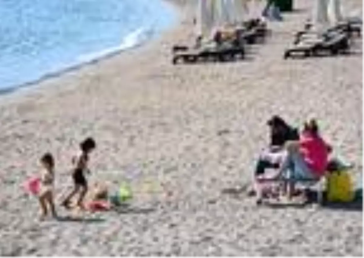 Pastırma yazının yaşandığı Marmaris'te Kasım'da deniz keyfi