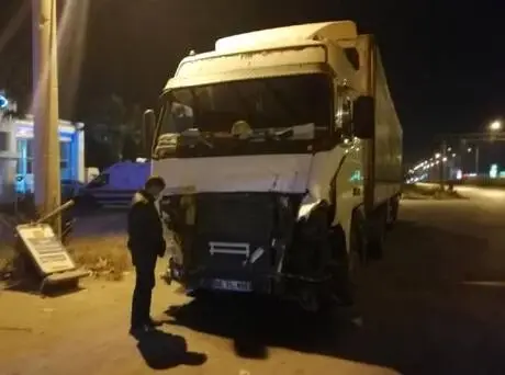 Şerit ihlali yapıp, TIR'la çarpışan otomobilin sürücüsü öldü Şerit ihlali yapıp, TIR'la çarpışan otomobilin sürücüsü öldü