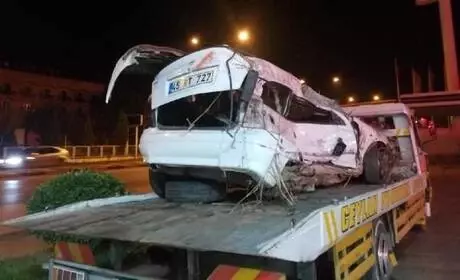 Şerit ihlali yapıp, TIR'la çarpışan otomobilin sürücüsü öldü Şerit ihlali yapıp, TIR'la çarpışan otomobilin sürücüsü öldü