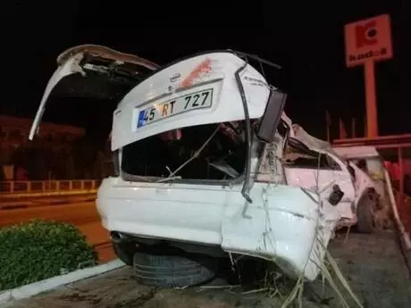 Şerit ihlali yapıp, TIR'la çarpışan otomobilin sürücüsü öldü Şerit ihlali yapıp, TIR'la çarpışan otomobilin sürücüsü öldü