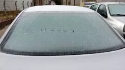 Eksi 3 derece soğuğa teslim olan Sivas'ta her yer buz tuttu, sürücüler zor anlar yaşadı Eksi 3 derece soğuğa teslim olan Sivas'ta her yer buz tuttu, sürücüler zor anlar yaşadı