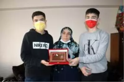 Bakan Soylu'dan gelen haber şehit eşini mutlu etti Bakan Soylu'dan gelen haber şehit eşini mutlu etti