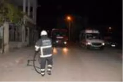 Adana'da iki katlı evde çıkan yangında bir kadın dumandan etkilendi