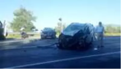 Antalya'da hafif ticari araç ile otomobil çarpıştı: 6 yaralı