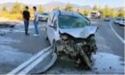 Antalya'da hafif ticari araç ile otomobil çarpıştı: 6 yaralı
