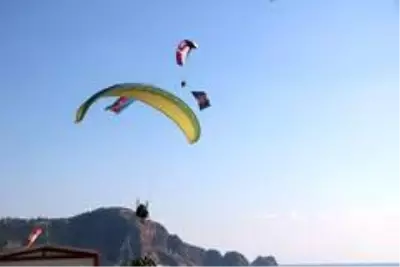 Antalya semalarında Türk ve Azerbaycan bayrakları dalgalandı Antalya semalarında Türk ve Azerbaycan bayrakları dalgalandı