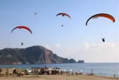 Antalya semalarında Türk ve Azerbaycan bayrakları dalgalandı Antalya semalarında Türk ve Azerbaycan bayrakları dalgalandı