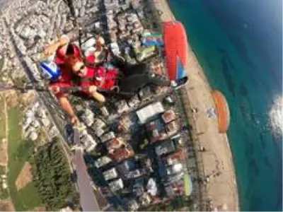 Antalya semalarında Türk ve Azerbaycan bayrakları dalgalandı Antalya semalarında Türk ve Azerbaycan bayrakları dalgalandı