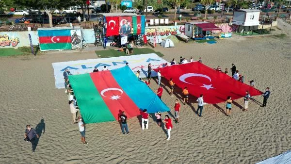 Azerbaycan'ın Karabağ zaferine, yamaç paraşütlü kutlama