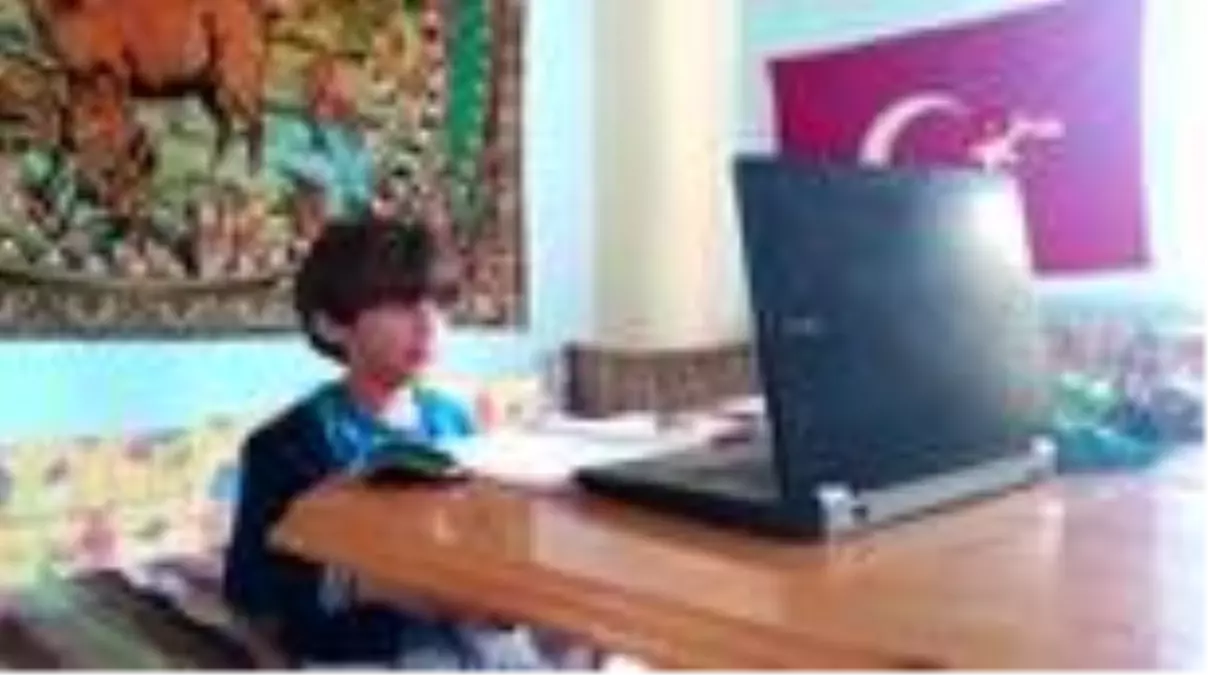 Baba ve kızından örnek davranış...İş yerini sınıf ortamına çevirdiler