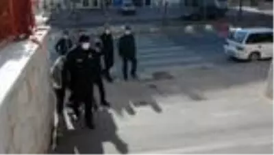 Bir kişiyi darp ederek alıkoyan 12 kişi gözaltına alındı Bir kişiyi darp ederek alıkoyan 12 kişi gözaltına alındı