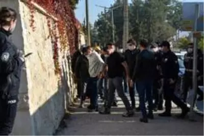 Bir kişiyi darp ederek alıkoyan 12 kişi gözaltına alındı Bir kişiyi darp ederek alıkoyan 12 kişi gözaltına alındı