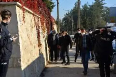 Bir kişiyi darp ederek alıkoyan 12 kişi gözaltına alındı Bir kişiyi darp ederek alıkoyan 12 kişi gözaltına alındı