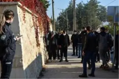 Bir kişiyi darp ederek alıkoyan 12 kişi gözaltına alındı Bir kişiyi darp ederek alıkoyan 12 kişi gözaltına alındı