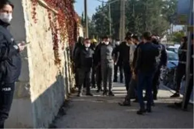 Bir kişiyi darp ederek alıkoyan 12 kişi gözaltına alındı Bir kişiyi darp ederek alıkoyan 12 kişi gözaltına alındı