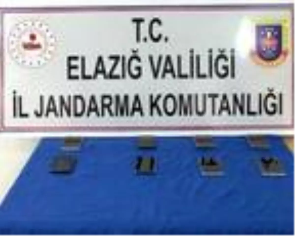 Elazığ'da gümrük kaçağı 8 cep telefonu ele geçirildi