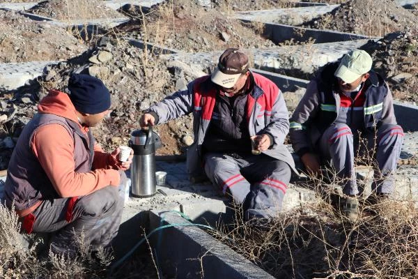 Erzurum'da toprak donması nedeniyle kış öncesi 800 mezar hazır hale getiriliyor