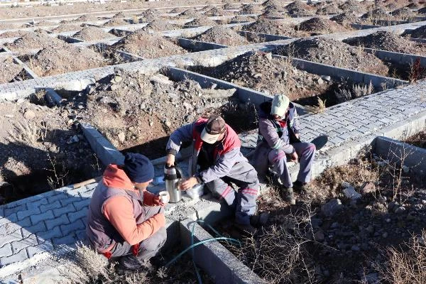 Erzurum'da toprak donması nedeniyle kış öncesi 800 mezar hazır hale getiriliyor