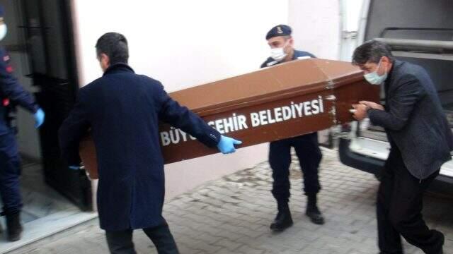 Eşi ve kızını öldüren pazarcı kendini ihbar etti! Balkonda sigara içerken gözaltına alındı Eşi ve kızını öldüren pazarcı kendini ihbar etti! Balkonda sigara içerken gözaltına alındı