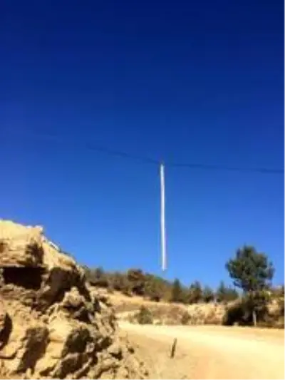 Fıkra gibi olay, telefon telleri direği taşıyor Fıkra gibi olay, telefon telleri direği taşıyor