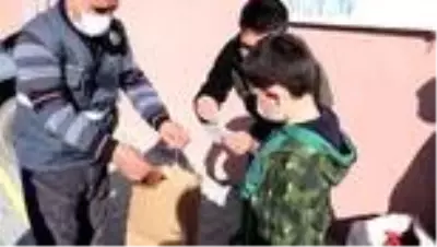 Geleceğe nefes için minik eller kara çam tohumu dikti Geleceğe nefes için minik eller kara çam tohumu dikti
