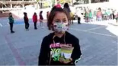 Geleceğe nefes için minik eller kara çam tohumu dikti Geleceğe nefes için minik eller kara çam tohumu dikti