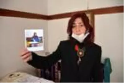 Kanserden kaybettiği annesi için sergi açtı Kanserden kaybettiği annesi için sergi açtı