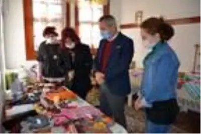 Kanserden kaybettiği annesi için sergi açtı Kanserden kaybettiği annesi için sergi açtı