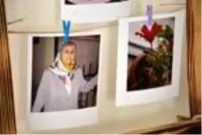 Kanserden kaybettiği annesi için sergi açtı Kanserden kaybettiği annesi için sergi açtı