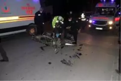Motosikletle otomobil çarpıştı: 3 yaralı