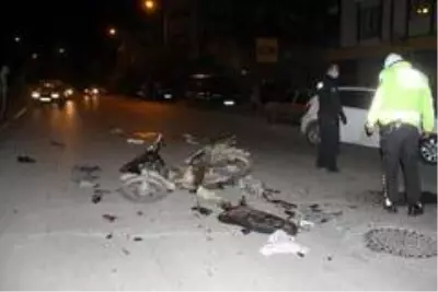 Motosikletle otomobil çarpıştı: 3 yaralı
