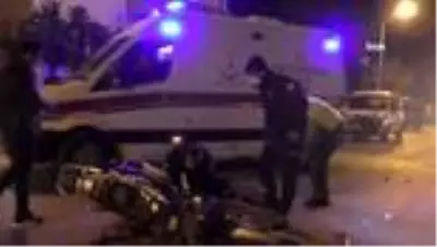 Motosikletle otomobil çarpıştı: 3 yaralı
