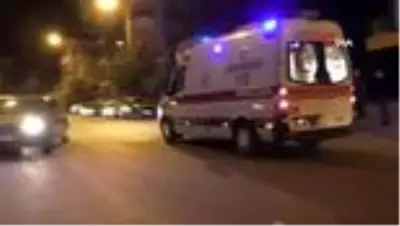 Motosikletle otomobil çarpıştı: 3 yaralı