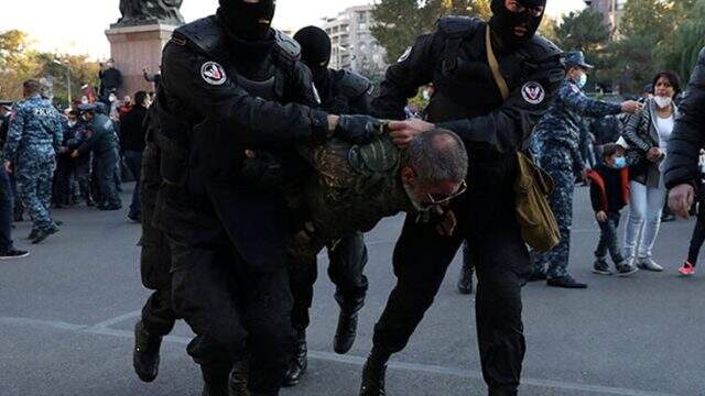 Paşinyan karşıtı protestolar 3'üncü gününe girdi! İç savaşın eşiğindeki Ermenistan'da Savunma Bakanlığı Sözcüsü istifa etti