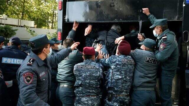 Paşinyan karşıtı protestolar 3'üncü gününe girdi! İç savaşın eşiğindeki Ermenistan'da Savunma Bakanlığı Sözcüsü istifa etti