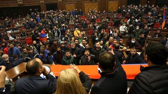 Paşinyan karşıtı protestolar 3'üncü gününe girdi! İç savaşın eşiğindeki Ermenistan'da Savunma Bakanlığı Sözcüsü istifa etti