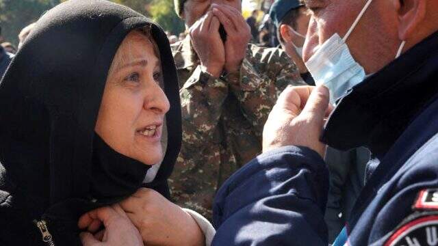 Paşinyan karşıtı protestolar 3'üncü gününe girdi! İç savaşın eşiğindeki Ermenistan'da Savunma Bakanlığı Sözcüsü istifa etti