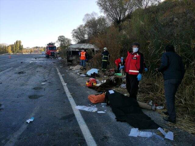 Son Dakika! Van'da mültecileri taşıyan minibüs kaza yaptı: 2 ölü, 22 yaralı