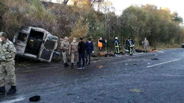 Son Dakika! Van'da mültecileri taşıyan minibüs kaza yaptı: 2 ölü, 22 yaralı
